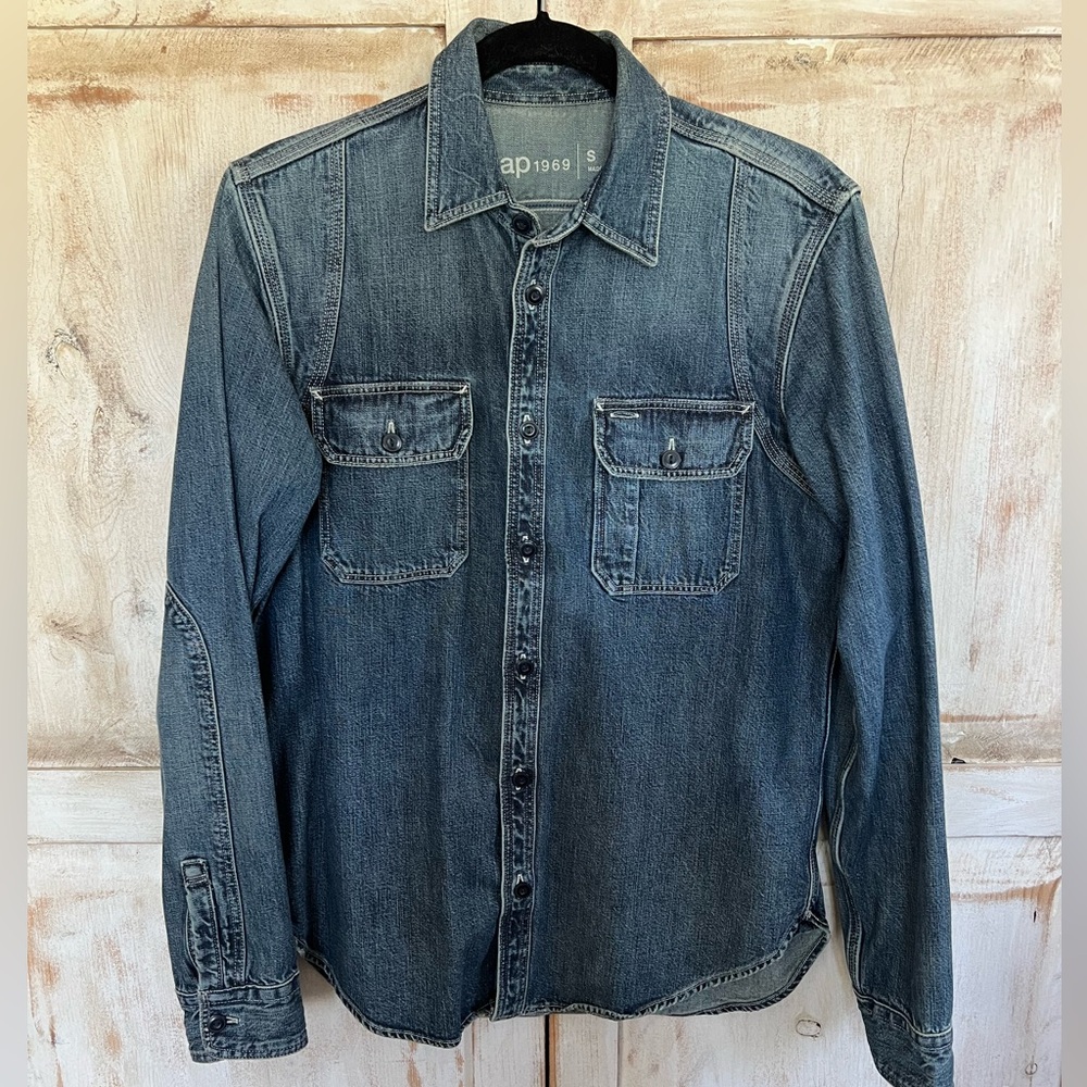 Gap Men’s denim shirt (S)